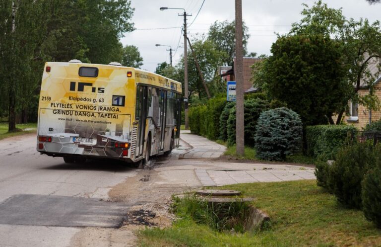 Vienas brangiausių 2014–2020 metų miesto projektų – lietaus vandens surinkimo sistemų diegimas Rožyno mikrorajone – eina į pabaigą. Tačiau kai kuriems jo gyventojams dėl to labiau pikta nei džiugu.