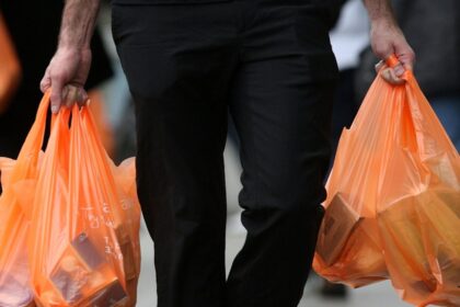 Aplinkos ministerija siūlo bausti prekybininkus už plastiko maišelių dalinimą nemokamai. Ministerijos Atliekų politikos grupės vadovė Agnė Bagočiutė sako, kad pataisas netrukus turėtų svarstyti Vyriausybė, o jai pritarus – ir Seimas.