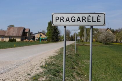 Panevėžio rajone stūksanti Pragarėlė patenka į keisčiausių Lietuvos kaimų pavadinimų sąrašą. Tik vietiniams šis vardas nei keistas, nei pernelyg originalus. Žmonės juokauja, jog labiau nei legendos apie šį kraštą jiems rūpi, kada bus išlietas asfaltas, kad važiuojant keliu dulkės, tarsi pragaro dūmai, visko aplinkui nebeskandintų.