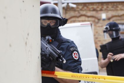 Ketvirtadienio popietę įvykiai Panevėžio kolegijos patalpose ir šalia jų priminė veiksmo filmą. Vykstant paskaitoms, kažkokie piktų kėslų turėję asmenys viduje pradėjo šaudyti, sužeidė ne vieną studentą, spėta, kad gali būti įkaitų. Laimė, visa tai tebuvo dvi savaites truksiančių Karaliaus Mindaugo husarų bataliono karinių pratybų dalis.