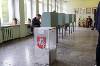 Pirmąją išankstinio balsavimo dieną savo valią prezidento rinkimų antrajame ture bei Europos Parlamento rinkimuose pareiškė tūkstančiu daugiau rinkėjų nei per pirmąjį turą prieš dvi savaites.