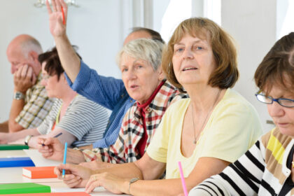 Paskutines mokslo metų savaites skaičiuoja ne tik moksleiviai, bet ir vyresnio amžiaus besimokantieji. Trečiojo amžiaus universitetas, savo veiklą pradėjęs nuo kelių dešimčių studentų ir kelių mokytojų, per kelerius metus išaugo iki pusės tūkstančio norinčiųjų mokytis. Per praėjusią savaitę universitete vykusį visuotinį susirinkimą kai kurie studentai išgirdo, kad kitąmet durys jiems gali būti uždarytos, mat mokslo įstaiga jau braška.
