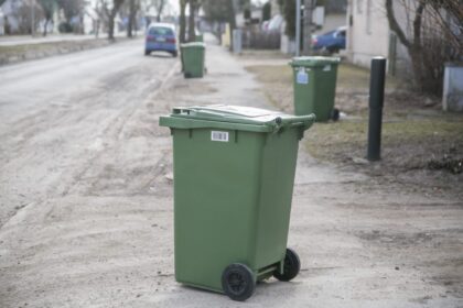 Atliekų konteinerius Panevėžio rajono kiemuose ateityje gali netikėtai papuošti įspėjamieji lipdukai apie šeimininkui gresiančią administracinę iki 600 eurų baudą. Tokias griežtas sankcijas žada Panevėžio regiono atliekų tvarkymo centras (PRATC), pastebėjęs, kad į kas dešimtą konteinerį gyventojai primeta to, ko negalima.