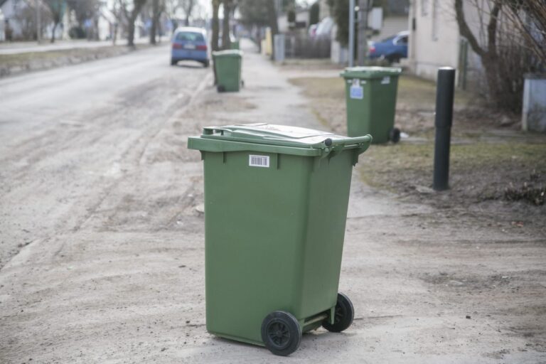 Atliekų konteinerius Panevėžio rajono kiemuose ateityje gali netikėtai papuošti įspėjamieji lipdukai apie šeimininkui gresiančią administracinę iki 600 eurų baudą. Tokias griežtas sankcijas žada Panevėžio regiono atliekų tvarkymo centras (PRATC), pastebėjęs, kad į kas dešimtą konteinerį gyventojai primeta to, ko negalima.
