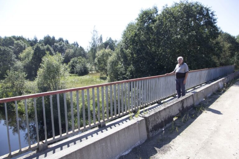 Po išgertuvių prieš trejus metus automobiliu užvažiavę ant kaimynės, o vėliau leisgyvę moterį įmetę į upę, sutuoktiniai iš Panevėžio rajono Laura ir Valerijus Raskazovai patys iš balos vėl lipa sausoki. Panevėžio apygardos teismas juos dar pernai nuteisė už tyčinę žmogžudystę, tačiau Lietuvos apeliacinis teismas grąžino Panevėžio miesto apylinkės teisėjų nuosprendį ir kaltinamuosius pripažino nužudžius netyčia.