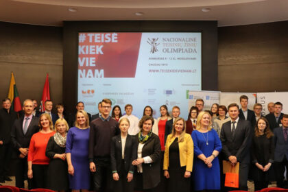 Vos prieš kelias dienas paskelbus šalies mokyklų reitingų sąrašą, kurio viršuje nebe pirmą kartą atsiduria ir Panevėžio Juozo Balčikonio gimnazija, Aukštaitijos sostinę pasiekė dar viena džiugi žinia. Šios lyderiaujančios gimnazijos mokinė Kristina Valkiūnaitė, nacionalinės teisinių žinių olimpiados 9–10 klasių kategorijoje nugalėjusi nemažą būrį varžovų iš visos Lietuvos, į gimtąjį miestą parvežė pirmąją vietą. 11–12 klasių kategorijoje nugalėjo Vilniaus licėjaus gimnazistas.