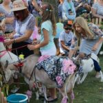 649-erių metų gimtadienį švenčianti Ramygala po metų pertraukos vėl visus sukvietė į jau tradicija tapusį ožkų paradą. Net devynios raguotosios varžėsi, kuri gražiausia ir verčiausia žavaus jaunikaičio. Išrinkti pačią gražiausią ožkelę buvo ne tokia ir lengva užduotis – užsispyrėlės pasipuošusios viena už kitą gražiau ir ant podiumo vaikščiojo kaip tikros princesės. O kaip kitaip, jeigu nugalėtojos laukė iš vytelių pinta karūna ir jaunikaitis. Tiesa, ne gyvas, o - stiklinis.