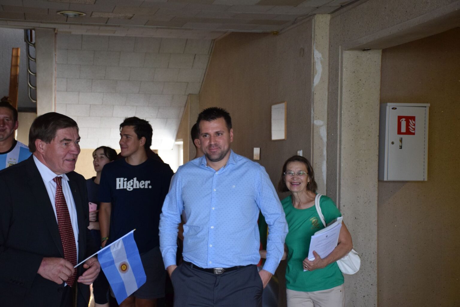 Baimindamiesi karo grėsmės ir ieškodami saugaus prieglobsčio, nemažai lietuvių bėgo į Argentiną. Trečiosios kartos lietuvio Chuano Ignasijaus Furmento Kalvelio proseneliai gyvenimą nusprendė kurti Buenos Airių provincijoje, Beriso mieste. Čia savo laimę suradęs ir Chuanas, bet net ir būdamas už tūkstančių kilometrų nuo Lietuvos nepamiršta savo šaknų.