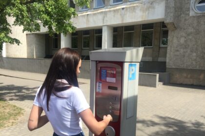 Panevėžio miesto savivaldybės taryba patvirtino vietinės rinkliavos vairuotojams už naudojimąsi mokamomis automobilių stovėjimo vietomis naujoves.