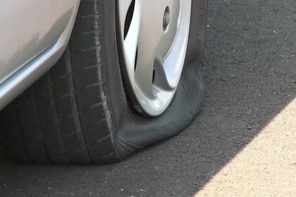 Nemalonus radinys šeštadienio rytą laukė viename Panevėžio mikrorajone gatvėje palikto automobilio savininkų.