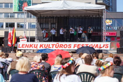 Sekmadienio rytą praeivių akį traukė nuo Kristaus Karaliaus katedros nusidriekusi spalvinga kaimynės Lenkijos tautiniais drabužiais pasidabinusių žmonių eisena. Panevėžyje prasidėjo šeštasis Lenkų kultūros festivalis.