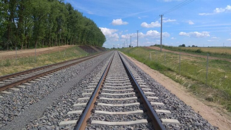 Panevėžio miesto savivaldybėje vyko pasitarimas dėl „Rail Baltica“ projekto įgyvendinimo, kuriame planuojamus darbus pristatė bendra Estijos, Latvijos ir Lietuvos įmonė RB Rail AS. „Rail Baltica“ projektu numatyta nutiesti greitojo geležinkelio liniją ir sukurti infrastruktūrą nuo Talino iki Lietuvos ir Lenkijos sienos.