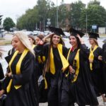 Prapliupęs lietus nesugadino Panevėžio kolegijos diplomų įteikimo šventės. Mantijomis pasipuošusių absolventų eisena nusidriekė per miestą: nuo Laisvės aikštės Klaipėdos ir Nemuno gatvėmis iki arenos.