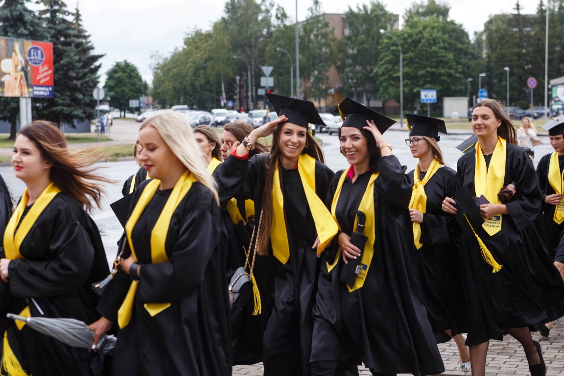 Prapliupęs lietus nesugadino Panevėžio kolegijos diplomų įteikimo šventės. Mantijomis pasipuošusių absolventų eisena nusidriekė per miestą: nuo Laisvės aikštės Klaipėdos ir Nemuno gatvėmis iki arenos.