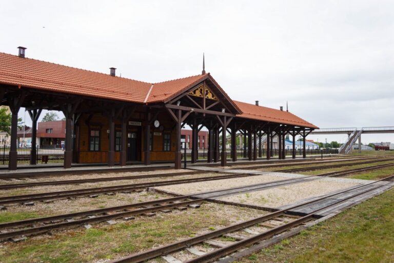 Jau birželį anykštėnai žada aptarti pačių gerokai nustekento Aukštaitijos siaurojo geležinkelio dalybas su kaimynais. Dvejus metus trypčioję vietoje, dalį šios istorinės vertybės savininkai lyg jau ir norėtų perduoti Panevėžio rajono ir miesto savivaldybėms. Dėl to galutinį žodį turės tarti Anykščių politikai.