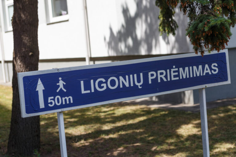Ar gydo varnalėšos lapas lūžusį ir kreivai suaugantį kaulą? Tą dabar ir bando išsiaiškinti baisių skausmų kelintą mėnesį kamuojama Kupiškio rajono gyventoja Regina Vadapolienė. Ji tvirtina dėl sveikatos bėdų į Respublikinę Panevėžio ligoninę neprisibeldusi.