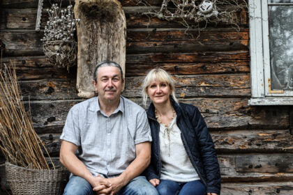 Kiekvienai ligai Dievas davė po žolelę, tačiau gausų vaistažolių ūkį Panevėžio rajone įkūrę Daiva ir Gintaras Taujanskai iki šiol neranda būdo, kaip išsigydyti nenumaldomą optimizmą ir darboholizmą. Šios savybės prieš ketverius metus ir išginė tikrus asfalto vaikus į kaimą, kur sutuoktiniai vis dar stengiasi nepasiduoti sunkiai realybei.