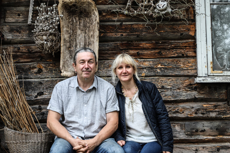 Kiekvienai ligai Dievas davė po žolelę, tačiau gausų vaistažolių ūkį Panevėžio rajone įkūrę Daiva ir Gintaras Taujanskai iki šiol neranda būdo, kaip išsigydyti nenumaldomą optimizmą ir darboholizmą. Šios savybės prieš ketverius metus ir išginė tikrus asfalto vaikus į kaimą, kur sutuoktiniai vis dar stengiasi nepasiduoti sunkiai realybei.