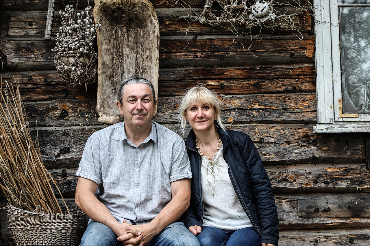 Kiekvienai ligai Dievas davė po žolelę, tačiau gausų vaistažolių ūkį Panevėžio rajone įkūrę Daiva ir Gintaras Taujanskai iki šiol neranda būdo, kaip išsigydyti nenumaldomą optimizmą ir darboholizmą. Šios savybės prieš ketverius metus ir išginė tikrus asfalto vaikus į kaimą, kur sutuoktiniai vis dar stengiasi nepasiduoti sunkiai realybei.