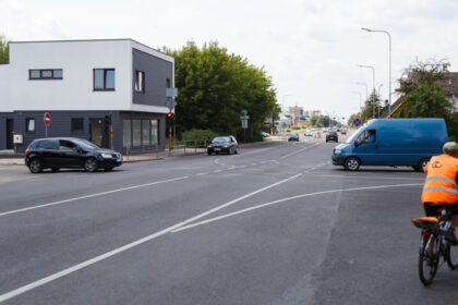 Panevėžio gatvėse – nauji iššūkiai. Kad greičiau pasiektų pietinę miesto dalį, vengę Nemuno gatvėje sankryžų su išmaniaisiais šviesoforais ir kelią trumpindavę per centrą, dabar vairuotojai turi susitaikyti, jog dėl pokyčių Klaipėdos ir Tulpių gatvių sankryžoje ir čia teks pastoviniuoti. Nors išmaniojo šviesoforo šioje vietoje nėra, bet transporto spūstys, ypač piko valandomis, tapo neišvengiamos dėl naujo gatvių ženklinimo.