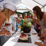 Gražiausia vasaros šventė – Joninės - ir vėl panevėžiečius ir miesto svečius sukvietė į Skaistakalnio parką. Jame nuo neatmenamų laikų trumpiausią naktį metuose buvo ieškoma paslaptingojo paparčio žiedo ir liepsnodavo laužai.