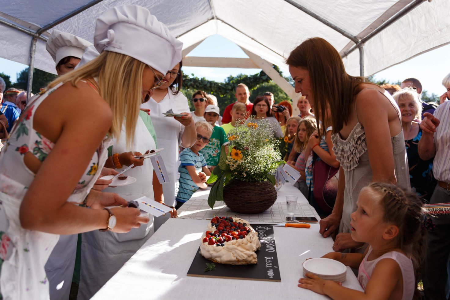 Gražiausia vasaros šventė – Joninės - ir vėl panevėžiečius ir miesto svečius sukvietė į Skaistakalnio parką. Jame nuo neatmenamų laikų trumpiausią naktį metuose buvo ieškoma paslaptingojo paparčio žiedo ir liepsnodavo laužai.