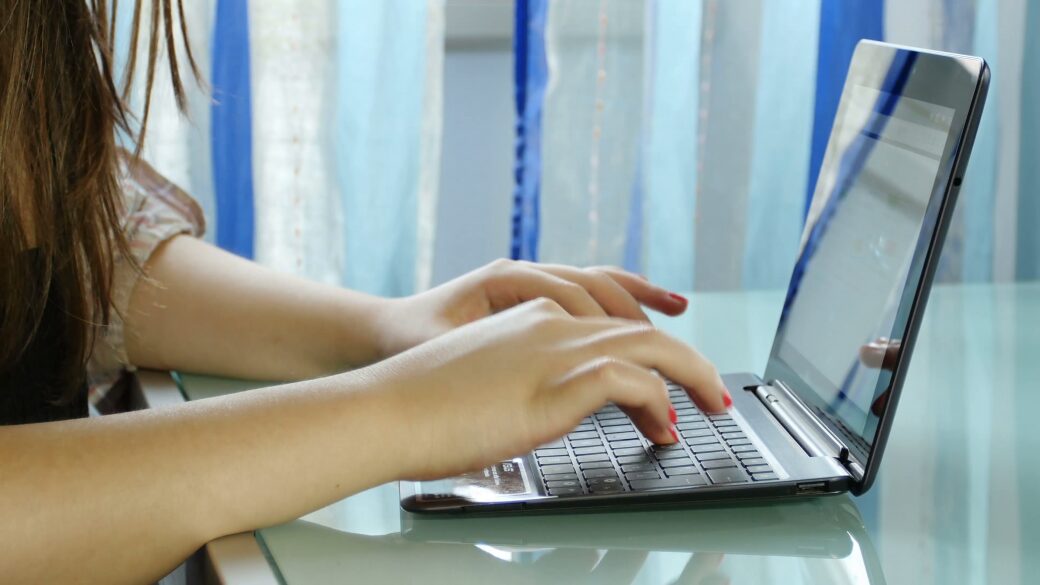 Pastaruoju metu policiją vienas po kito pasiekia pranešimai apie internete siaučiančius sukčius.