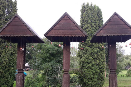 Jau kone trisdešimt metų Paįstrio centre stovinčios varpinėlės tapusios vienu pagrindinių miestelio akcentų. Šįmet, artėjant Paįstrio krašto šventei, imtasi iniciatyvos pagyvinti varpinėles – papuošti jas žmonių dovanotais varpeliais. Jie savo skambesiu pasitiks ne tik vietinius, bet ir iš visų pasaulio kraštų grįžtančius paįstriečius.