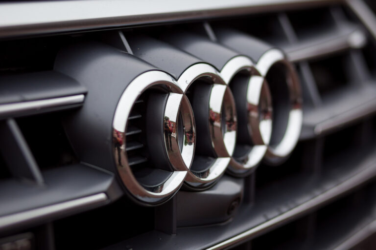 Mėgstantis važinėti svetimais „Audi“ markės automobiliais panevėžietis netrukus bus teisiamas dar už vieno jų vagystę bei pabėgimą iš policijos komisariato areštinės. Tiesa, ir vogta „Audi“, ir bėglio gyvenimu 25 metų vyras džiaugėsi labai trumpai.