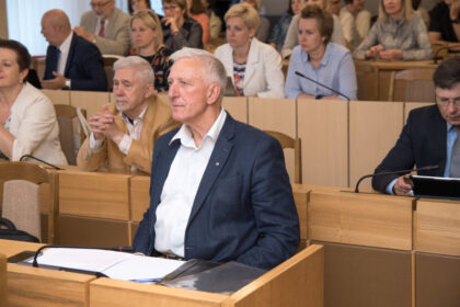 Panevėžiečiai dar prieš keletą metų juokavo, kad iš čiaupų tekantis vanduo stipriai politizuotas. Savivaldybės įmonė „Aukštaitijos vandenys“ vienu metu iš tiesų buvo virtusi gūžta vietos Tarybos nariams – valdančiųjų atstovams.