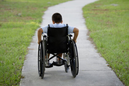 Panevėžio miesto savivaldybė priima neįgalius vaikus auginančių šeimų prašymus pritaikyti būstą ir aplinką. Vaikai turi turėti sunkią negalią (slauga nebūtina), tačiau sudarant eilę prioritetas teikiamas tiems, kam nustatytas specialusis nuolatinės slaugos poreikis.