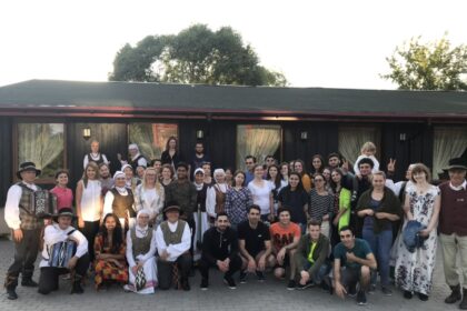 Kam tau kalbėti lietuviškai? Tokį klausimą labai dažnai išgirsta užsieniečiai, besimokantys vienos seniausių ir sudėtingiausių pasaulio kalbų po įvairias šalis išsibarsčiusiuose baltistikos centruose. Penkiasdešimt tokių filologų iš keturiolikos šalių pastarąją savaitę stovyklavo ir savo žinias tobulino Aukštaitijos sostinėje.