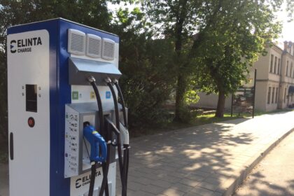Panevėžyje daugėja vietų elektra varomiems automobiliams įkrauti. Jau šią vasarą bus įrengtos trys nemokamos elektromobilių įkrovos prieigos. Jos atsiras Elektros g., Parko g. (prie „Cido“ arenos), Savanorių a./Laisvės a.