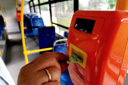 Dar šį rudenį Panevėžio autobusų keleiviams teks pratintis prie technologijų – elektroninių kortelių arba programėlių vietoje popierinių bilietų.