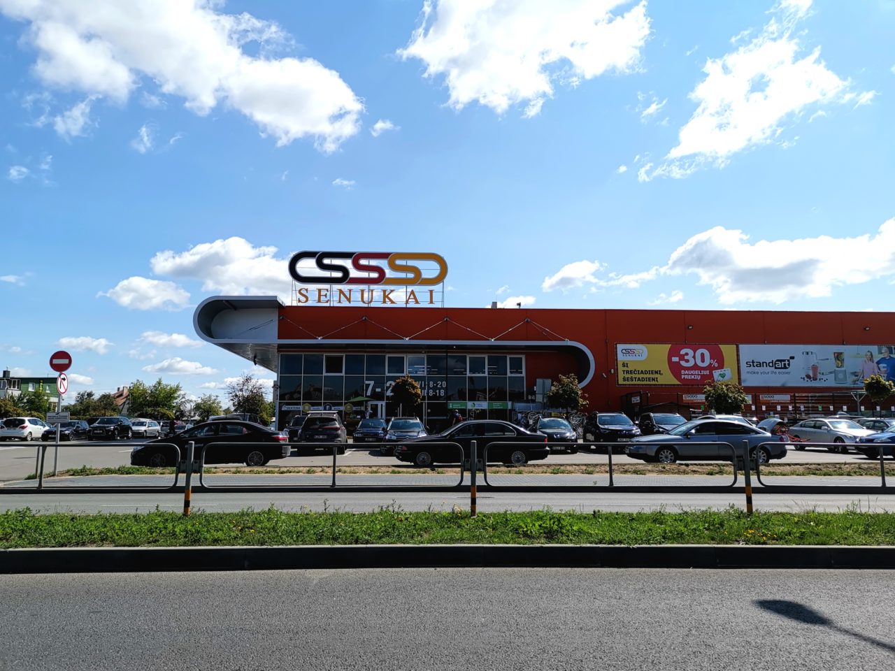 „Nusipirkom katę maiše – likom ir be pinigų, ir be pirkinio“, – liūdnai sako panevėžietė, padėjusi vienišai 86-erių kaimynei įsigyti šaldytuvą.