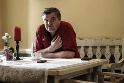 Į Sibiro gūdumas jau penkmetį vis grįžtantis kunigas, Bistrampolio dvaro valdytojas Rimantas Gudelis ten traukia ne tik vedamas kilnios misijos išsaugoti skaudžią istorinę atmintį. Dvasininkas su amžino įšalo šalimi turi asmeninių sąsajų.