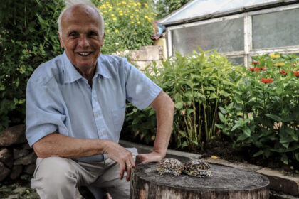 Garsusis Raguvos mokytojas Antanas Slučka ir išėjęs į pensiją nei katės, nei šuns neįsigijo – jam draugiją palaiko dvi gigantiškos varlės iš Argentinos, tarakonai, svirpliai.