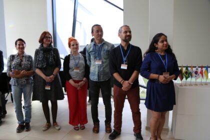 Po trejų metų pertraukos į Aukštaitijos sostinės meno padangę sugrįžo Panevėžio tarptautinis keramikos simpoziumas. Nuo ketvirtadienio mieste startavęs ir būrį pasaulio keramikų į Panevėžį pritraukęs XXII simpoziumas skaičiuoja jau trisdešimtuosius gyvavimo metus ir ilgametes, gilias puoselėjamas tradicijas.