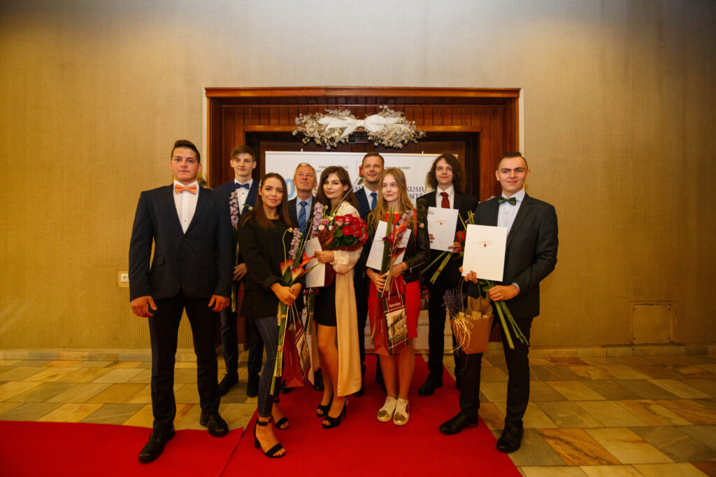 Panevėžio miesto savivaldybės mero pavaduotojas Deividas Labanavičius ir Savivaldybės administracijos direktoriaus pavaduotojas Kazimieras Armonavičius pasveikino abiturientus, kurių valstybiniai brandos egzaminai įvertinti dviem ir daugiau šimtukais.