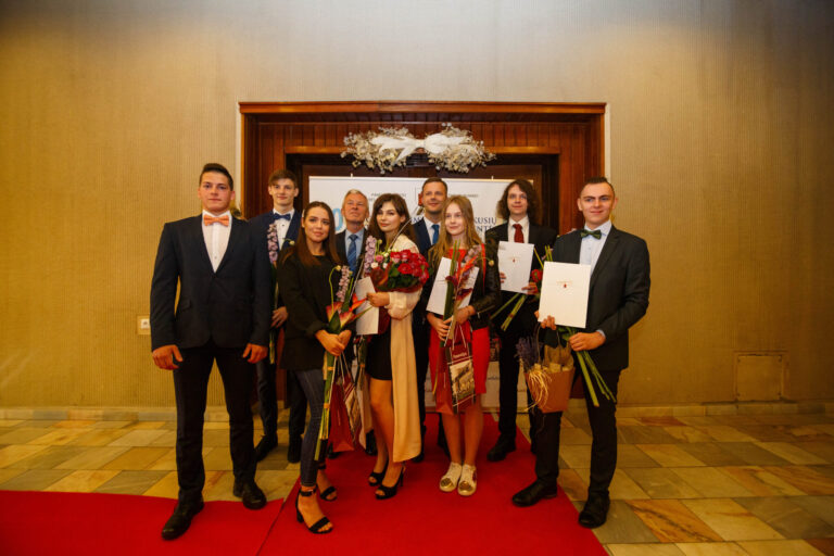 Panevėžio miesto savivaldybės mero pavaduotojas Deividas Labanavičius ir Savivaldybės administracijos direktoriaus pavaduotojas Kazimieras Armonavičius pasveikino abiturientus, kurių valstybiniai brandos egzaminai įvertinti dviem ir daugiau šimtukais.