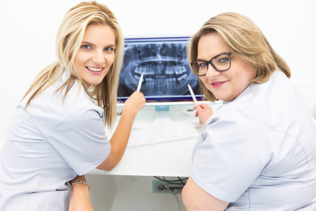 Dantų klibėjimas ne juokais išgąsdina kiekvieną žmogų. Pirma mintis, kuri šauna į galvą: „O ne, aš neteksiu dantų!“. Nieko nelaukdami registruojatės pas odontologą ir bėgate išgirsti nemalonios diagnozės. Jis jus atidžiai apžiūri, atlieka tyrimus ir sako: „Skirsiu jums vitaminų“. Pasirodo taip būna ir gana dažnai. Aukštaitijos implantologijos klinikos periodontologė Aistė Navikienė teigia, kad kartais dantų paslankumą gali lemti paprasčiausias vitaminų trūkumas.