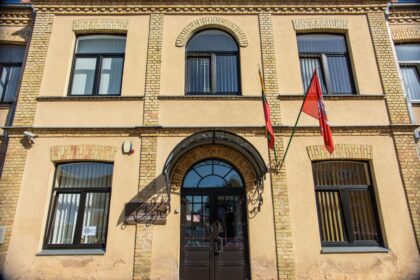 Atsako į romantinius jausmus iš vaikystės draugo nesulaukęs ir dėl to jį nužudęs 23-ejų Biržų gyventojas Ž. S. laisvės neteko 9 metams. Panevėžio apygardos teismas pripažino Ž. S. kaltu dėl nužudymo ir skyrė laisvės atėmimo bausmę atlikti pataisos namuose.