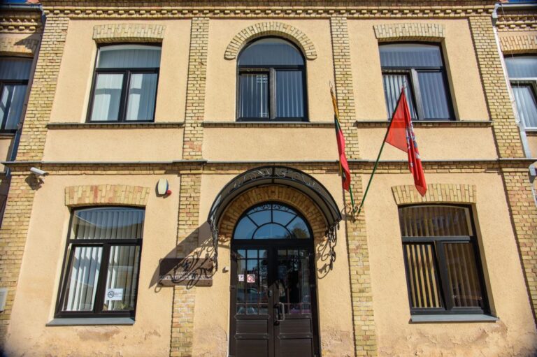 Atsako į romantinius jausmus iš vaikystės draugo nesulaukęs ir dėl to jį nužudęs 23-ejų Biržų gyventojas Ž. S. laisvės neteko 9 metams. Panevėžio apygardos teismas pripažino Ž. S. kaltu dėl nužudymo ir skyrė laisvės atėmimo bausmę atlikti pataisos namuose.