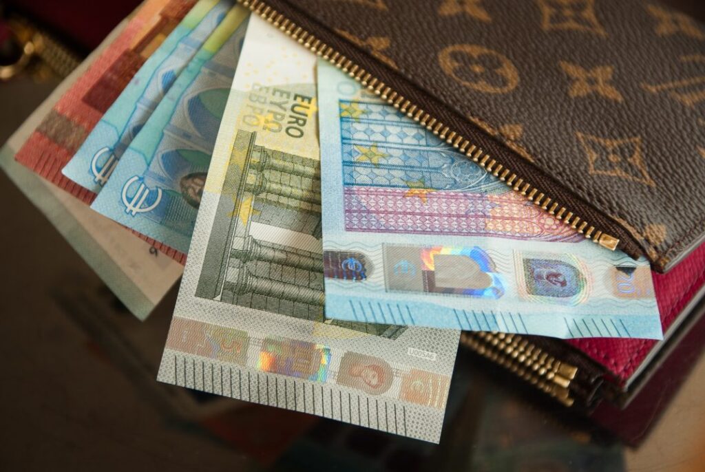 Minimali mėnesio alga (MMA) nuo kitų metų turėtų didėti 9,4 proc. – nuo 555 iki 607 eurų (iki mokesčių). Minimalus valandos atlygis didėtų 9,7 proc. – nuo 3,39 iki 3,72 euro.