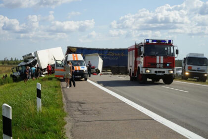 Ketvirtadienį kelyje Vilnius-Panevėžys susidūrė du vilkikai. Ugniagesiai vadavo prispaustus vairuotojus, jie perduoti medikams.