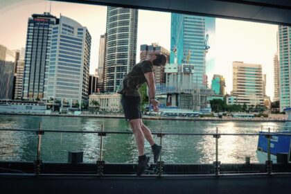 Panevėžiečio Girmanto Stankevičiaus sąskaitoje – keturi aplankyti žemynai, dvi dešimtys šalių ir vis augantis noras pamatyti daugiau. Naujausiu jo nuotykiu tapo saulėtoji Australija, į kurią 29-erių vyras persikėlė prieš kiek mažiau nei keturis mėnesius. Girmantas pripažįsta savo kailiu patyręs: kuo daugiau keliauji, tuo labiau traukia grįžti į gimtinę.