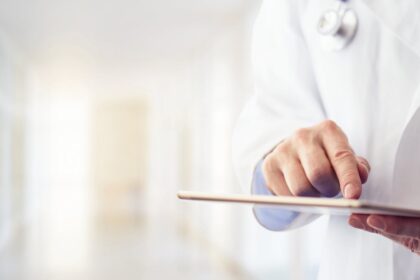 Dėl sukčiavimo ir nepilnametės mergaitės tvirkinimo nuteistas Panevėžio rajono poliklinikoje dirbęs Algimantas Šukys atleistas iš darbo.