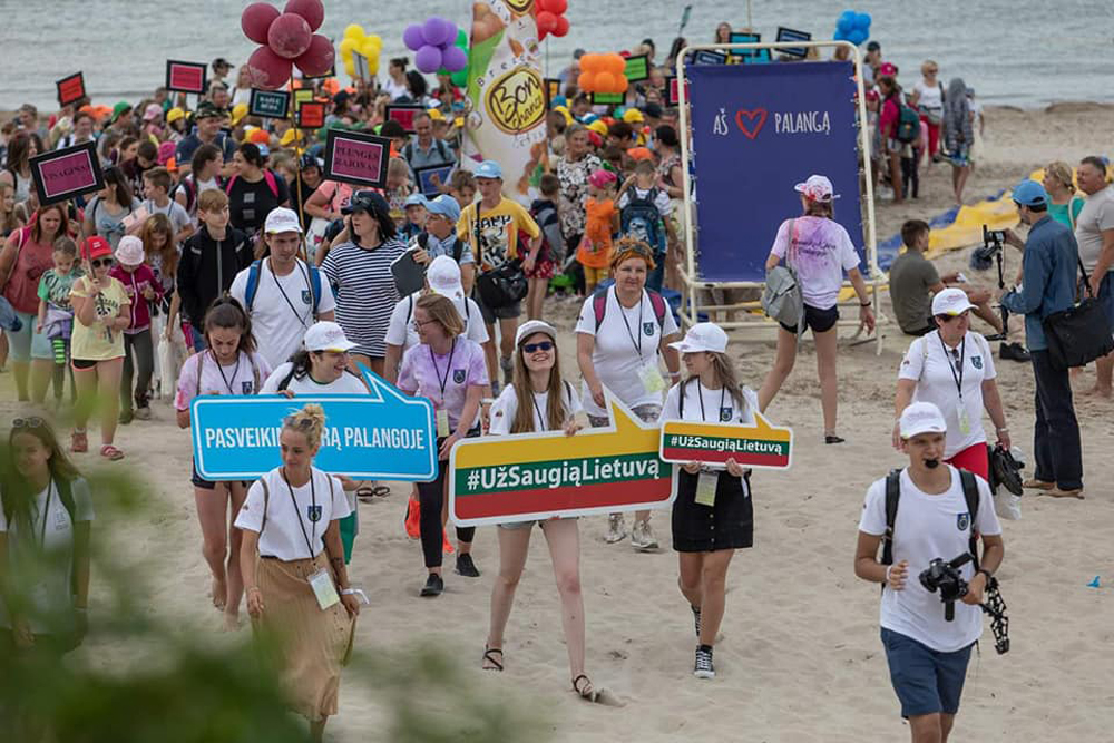 Palangos miesto savivaldybės ketvirtą kartą inicijuotoje akcijoje „Pasveikink jūrą Palangoje“, kurios metu 7-12 metų amžiaus vaikai iš sunkiau besiverčiančių šeimų kviečiami pirmą kartą apsilankyti pajūryje, dalyvavo ir Panevėžio rajono mažieji gyventojai. Atvykusių vaikų laukė dviejų dienų programa, kurios svarbiausia dalis – susitikimas su jūra.