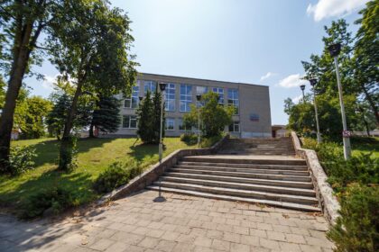 Prestižine tampančioje rekonstruotoje Taikos alėjoje stūksantis buvusios „Nevėžio“ mokyklos pastatas atrodo tarsi savotiškas nepritapėlis išpuoselėtų individualių namų mikrorajone.