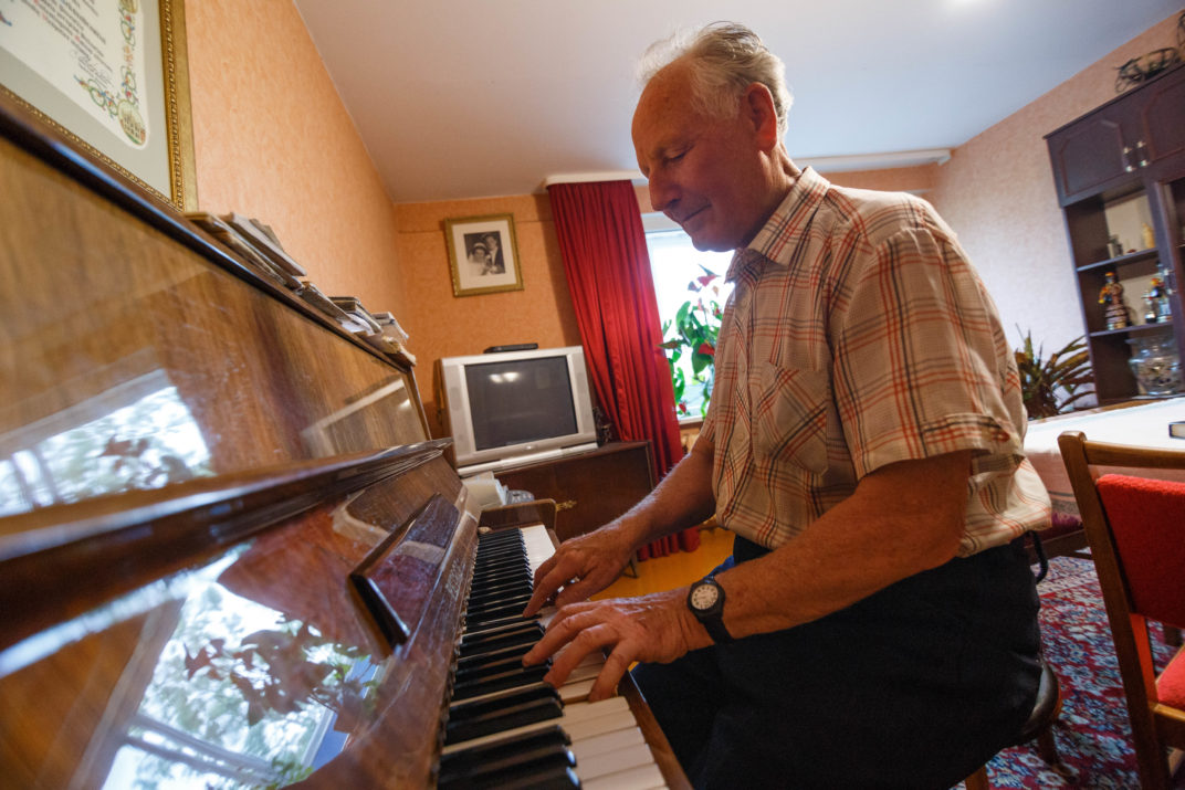 Beveik septynis dešimtmečius laidotuvėse giedantis panevėžietis Antanas Aleksandravičius svarsto, kad jo į anapilį jau nebeliks kam palydėti su gedulinga melodija ir malda. Tikrų giedotojų Panevėžyje telikusi saujelė, o naujoji karta nenoriai prisileidžia senąsias tradicijas.